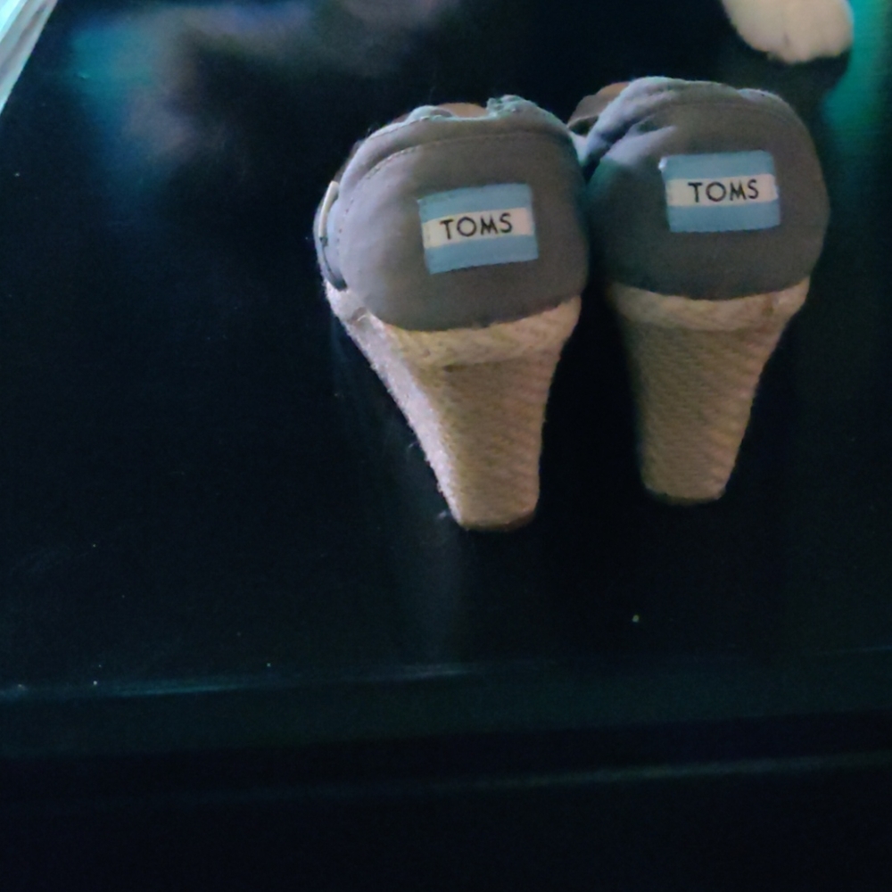 Toms - Picture 2 of 5